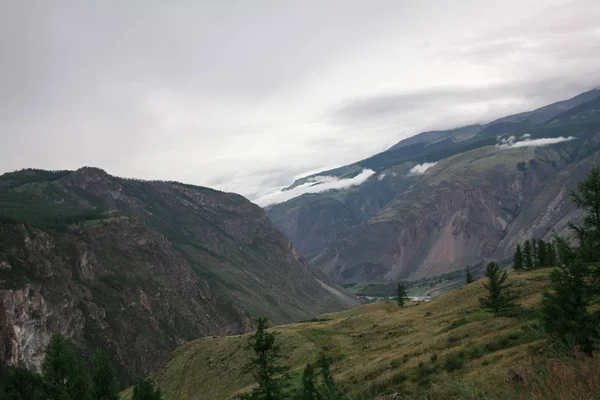 Vue panoramique sur les montagnes majestueuses et ciel nuageux, Altaï, Russie — Photo de stock