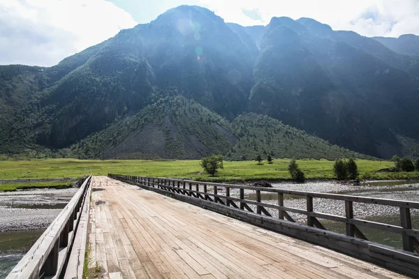 Paysage de montagne avec rivière et pont en bois, Altaï, Russie — Photo de stock