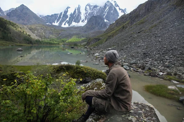 Side view of tourist resting in Himalayas mountains, Altai, Russia — Stock Photo