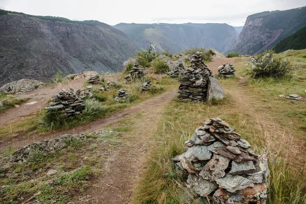 Beau paysage avec des rochers sur le col de montagne, Altaï, Russie — Photo de stock