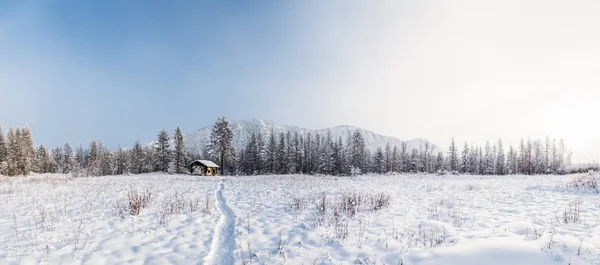 Hermoso paisaje de invierno y pueblo en el campo, jakutia - foto de stock