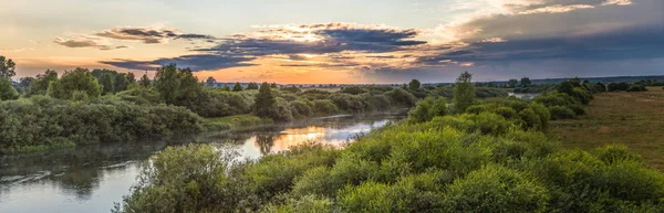 Paesaggio panoramico con fiume calmo e vegetazione verde all'alba, neman, bielorusso — Foto stock