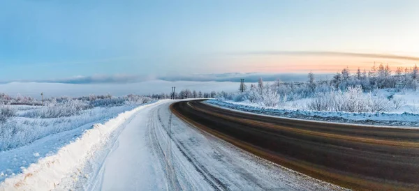 Schöne Aussicht auf die winterliche Straße und Schnee bei Sonnenuntergang, Magadan, Russland — Stockfoto