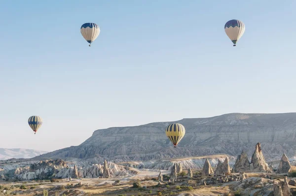 Mountain landscape with Hot air balloons in Goreme national park, fairy chimneys, Cappadocia, Turkey — Stock Photo