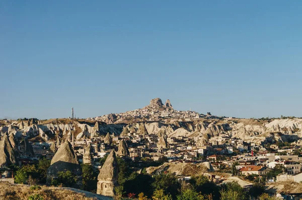Luftaufnahme der Stadt und Feenschornsteine, Kappadokien, Türkei — Stockfoto
