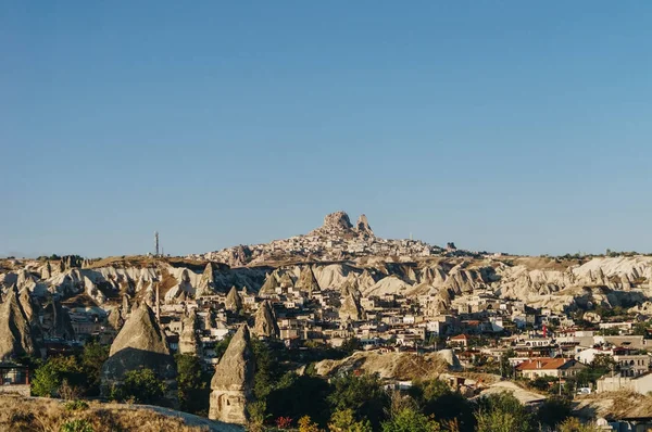 Vista aérea de la ciudad y las chimeneas de hadas, Capadocia, Turquía - foto de stock