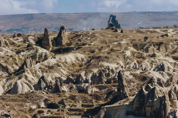 Cappadociaвеликий важкої обов'язком Конструкція фургону завантаження чоловіки в жовтий шолом. транспорт і логістика теми — Foto stock