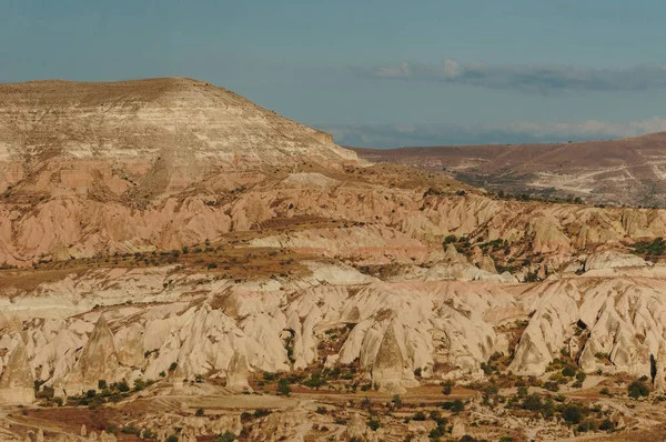 Paesaggio montano con camini fatati nel parco nazionale di Goreme, Cappadocia, Turchia — Foto stock