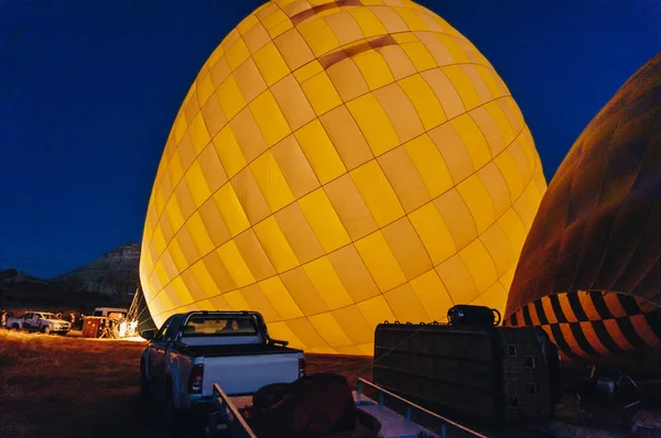 Globos de aire caliente por la noche, Capadocia, Turquía - foto de stock