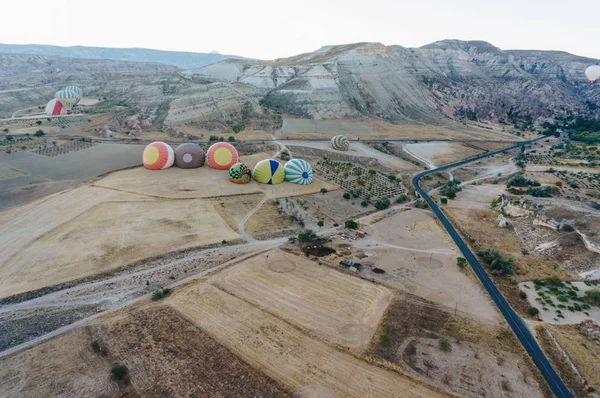 Hot air balloons in Goreme national park, fairy chimneys, Cappadocia, Turkey — Stock Photo