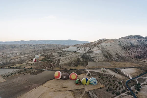 Montgolfières dans le parc national de Goreme, cheminées de fées, Cappadoce, Turquie — Photo de stock