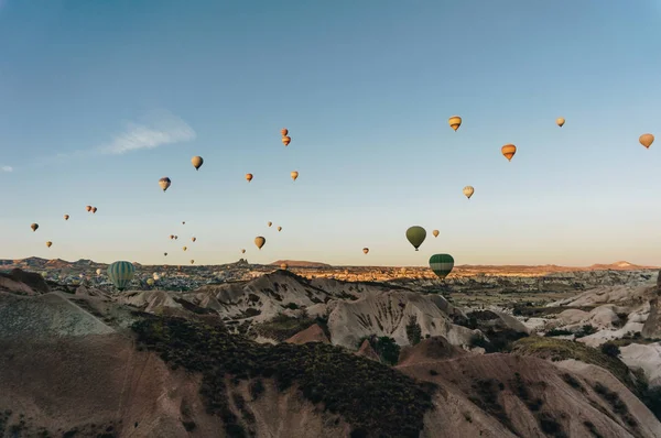 Paisaje de montaña con globos aerostáticos, Capadocia, Turquía - foto de stock