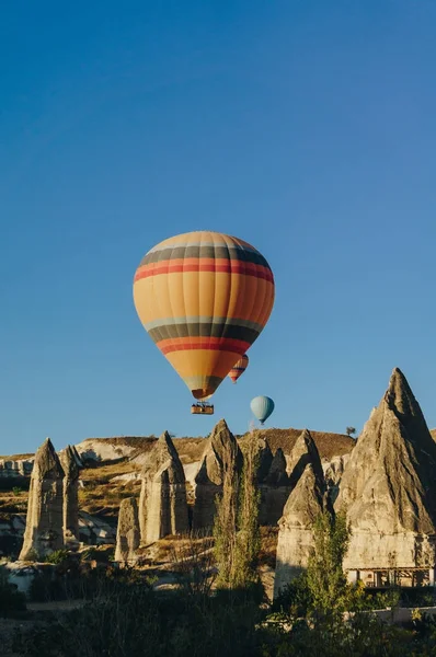 Festival de globos aerostáticos en el parque nacional Goreme, chimeneas de hadas, Capadocia, Turquía - foto de stock
