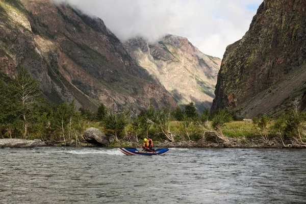 Persone su kayak rafting sul fiume di montagna e bellissimo paesaggio, Altai, Russia — Foto stock