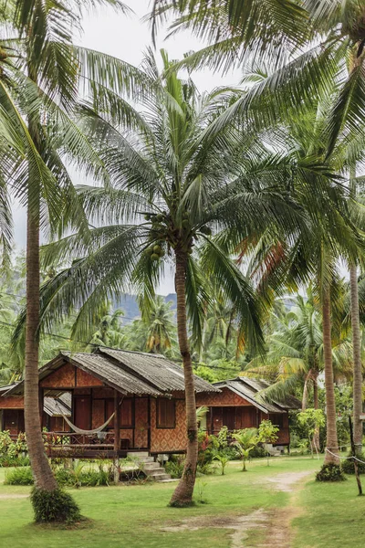 Paysage avec palmiers verts et bungalows de vacances — Photo de stock