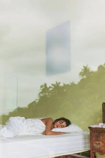 Junges hübsches Mädchen schläft auf Bett im Hotel — Stockfoto