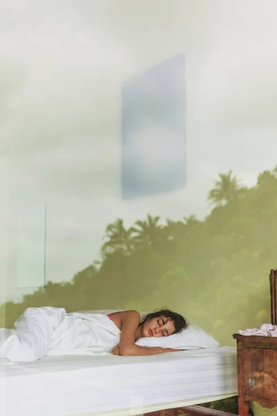 Young beautiful girl sleeping on bed in hotel — Stock Photo