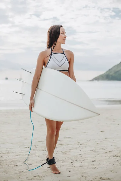 Femme avec planche de surf — Photo de stock