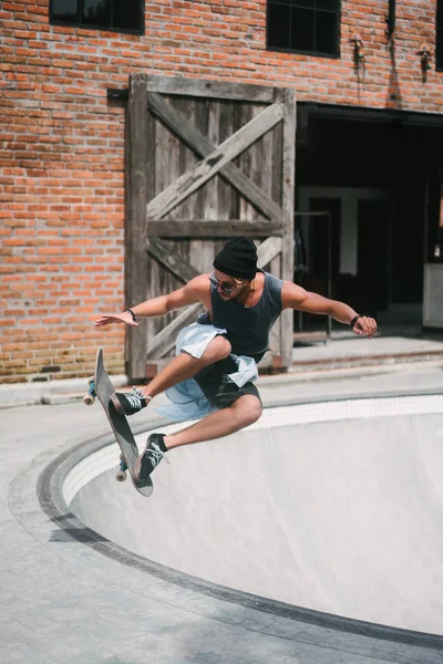 Skater jumping — Stock Photo