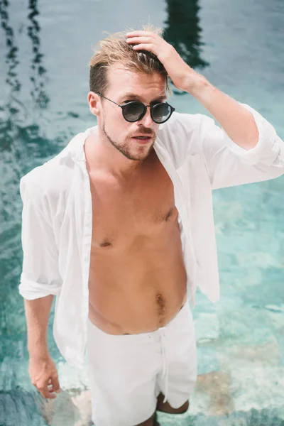 Homme dans la piscine — Photo de stock