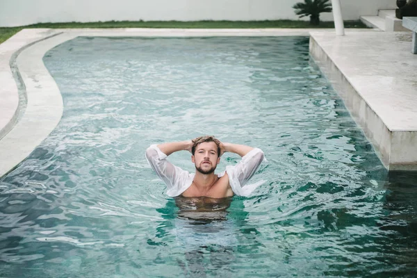 Mann im Schwimmbad — Stockfoto