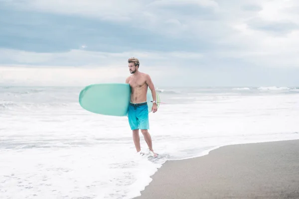 Shirtless surfer — Stock Photo