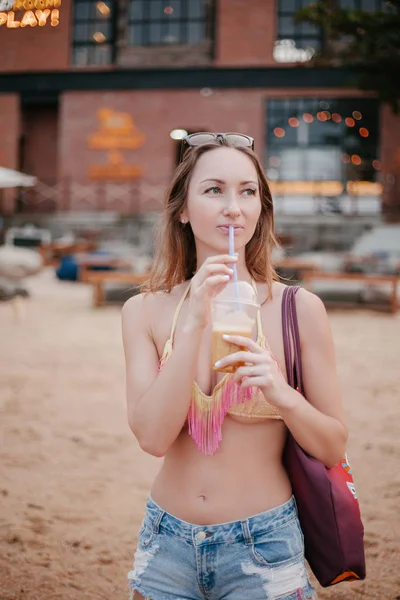 Menina bonita beber coquetel e olhando para longe — Fotografia de Stock