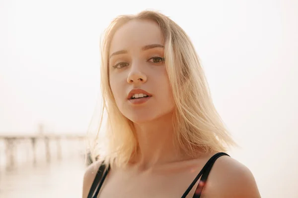 Portrait de belle fille en robe regardant la caméra sur la plage — Photo de stock