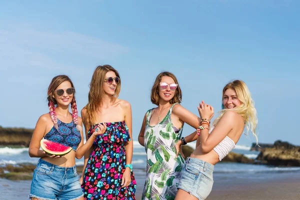 Groupe de belles jeunes femmes avec tranche de pastèque passer du temps sur la plage — Photo de stock