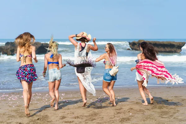 Rückansicht einer Gruppe von Frauen, die auf See laufen — Stockfoto