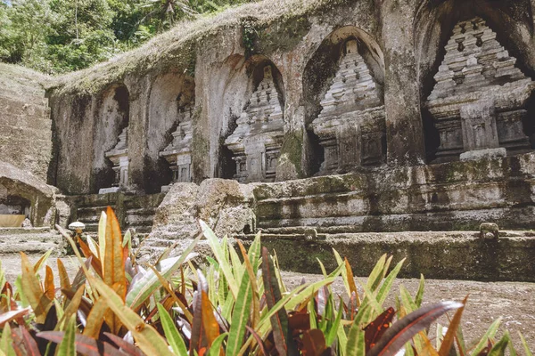 Vista panorámica de la arquitectura antigua del Complejo del Templo y Tumbas Reales y plantas alrededor, Bali, Indonesia - foto de stock