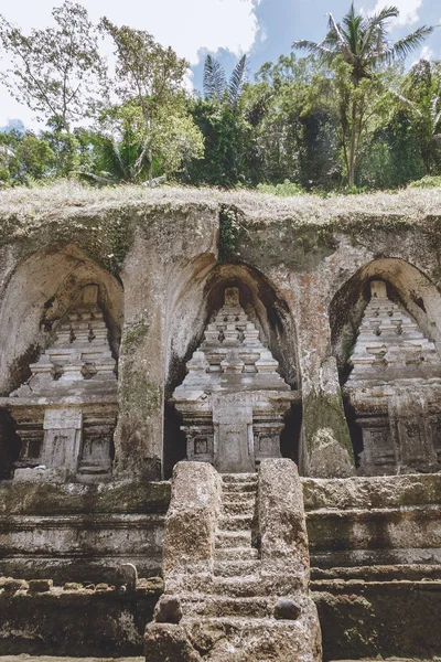 Vista panorámica del antiguo complejo de templos y la arquitectura de tumbas reales y plantas verdes alrededor, Bali, Indonesia - foto de stock