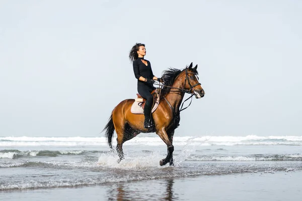 Женщина-конница — стоковое фото