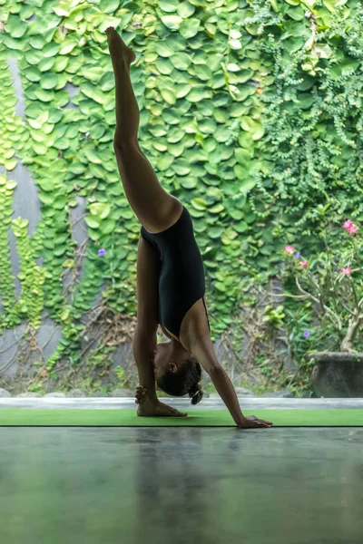 Standing Splits pose — Stock Photo