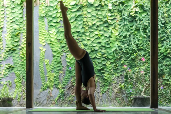 Urdhva Prasarita Eka Padasana — Stock Photo