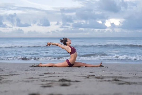 Front splits pose — Stock Photo