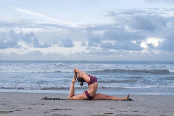 Praticare yoga — Foto stock