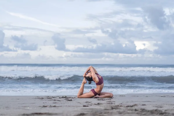 Eka Pada Rajakapotasana - foto de stock