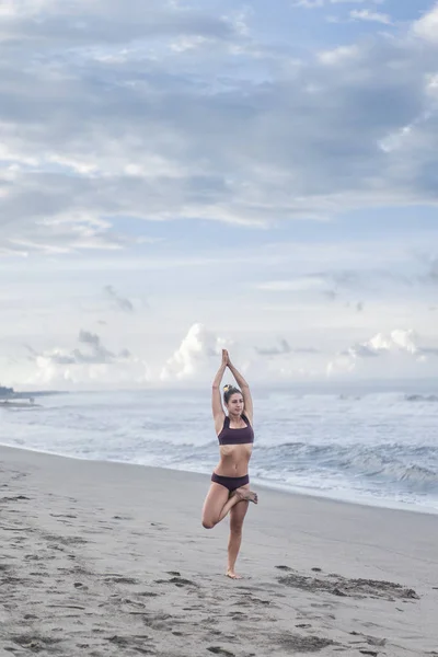 Tree pose — Stock Photo