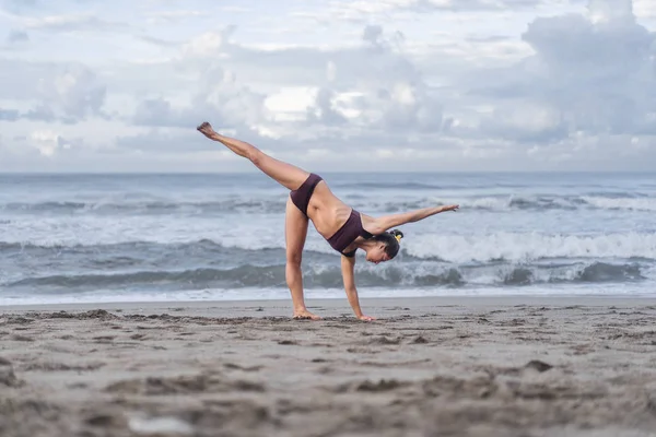 Half Moon pose — Stock Photo