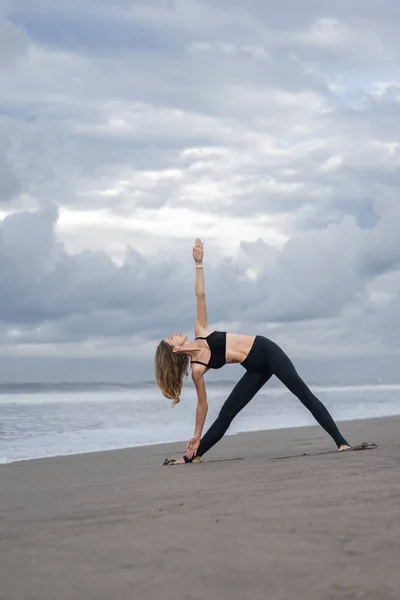 Trikonasana — Photo de stock