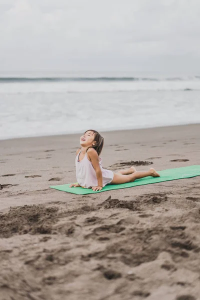 Urdhva Mukha Svanasana — Stockfoto