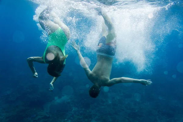 Underwater photo of couple diving together in ocean — Stock Photo