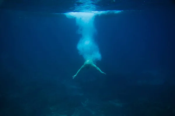 Vista parcial del hombre sumergiéndose en el océano - foto de stock
