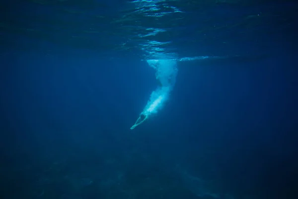 Частковий вид людини, що занурюється в океан — стокове фото