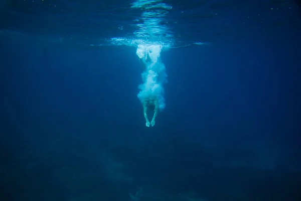 Vue partielle de l'homme plongeant dans l'océan — Photo de stock