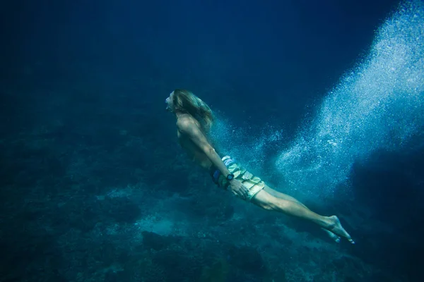 Photo sous-marine de jeune homme plongeant seul dans l'océan — Photo de stock