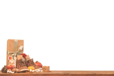 Geleneksel tatil Aziz Nicholas ya da Sinterklaas - hediyelerle dolu çocuk ayakkabıları - meyve ve fındık - beyaz arka planda izole edilmiş