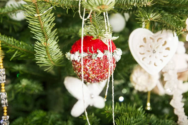 Hermosa bola de Navidad en un árbol de Navidad — Foto de Stock