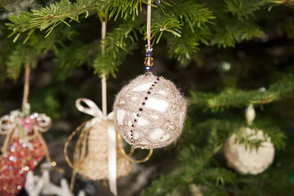 Hermosa bola de Navidad en un árbol de Navidad — Foto de Stock